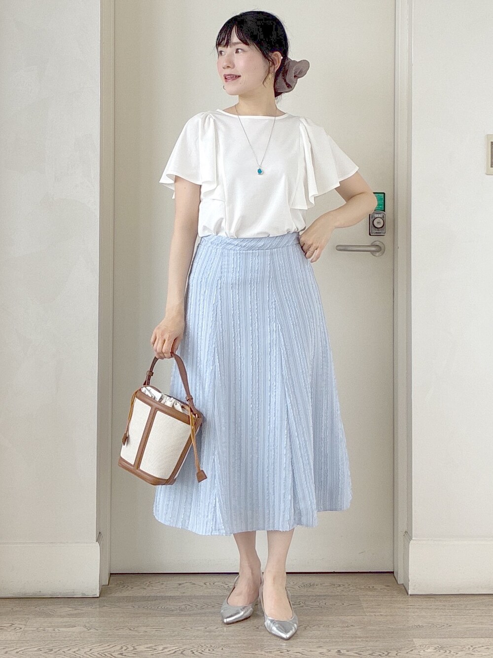 ホワイト系のTシャツ/カットソー、ブルー系のテーラードジャケット、ブルー系のスカートを着用したレディースの夏コーディネートの10枚目の写真