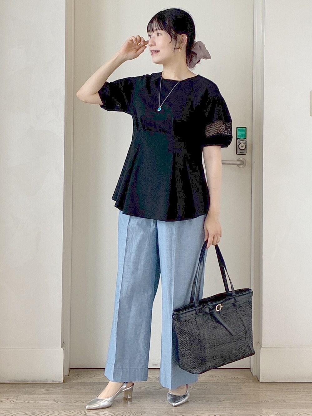 ブラック系のTシャツ/カットソー、ブルー系のその他パンツ、ブラック系のトートバッグを着用したレディースの夏コーディネートの6枚目の写真