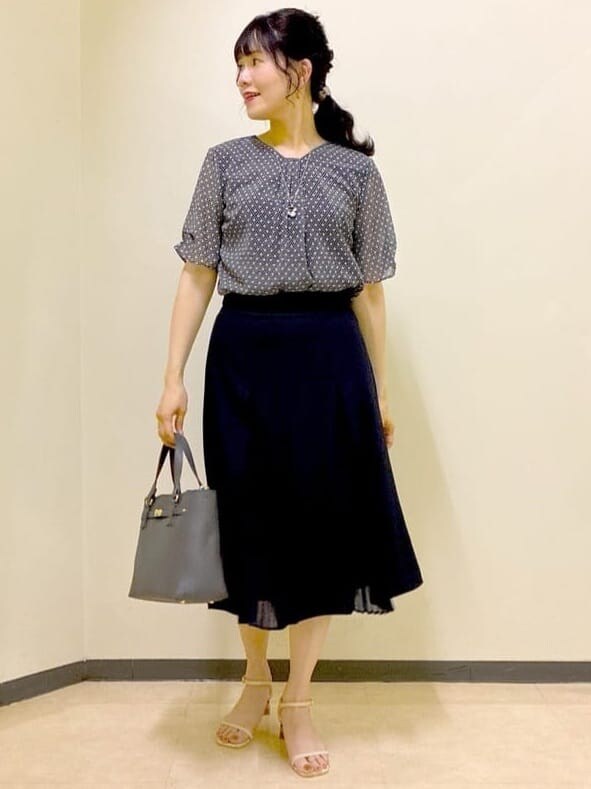 ブルー系のシャツ/ブラウス、ブルー系のスカート、ブルー系のスカートを着用したレディースの夏コーディネートの9枚目の写真