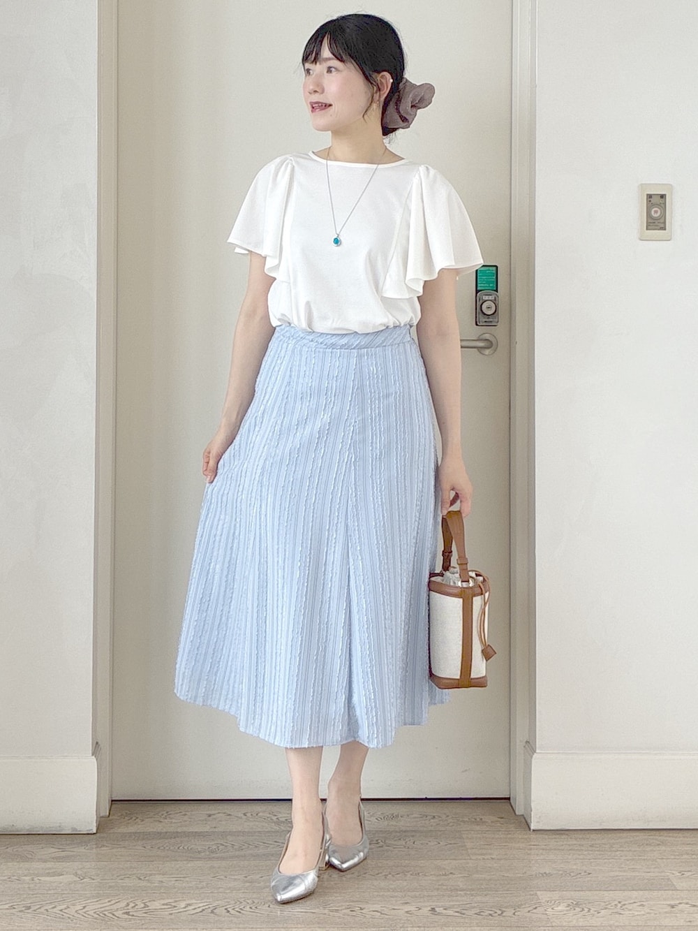 ホワイト系のTシャツ/カットソー、ブルー系のテーラードジャケット、ブルー系のスカートを着用したレディースの夏コーディネートの9枚目の写真