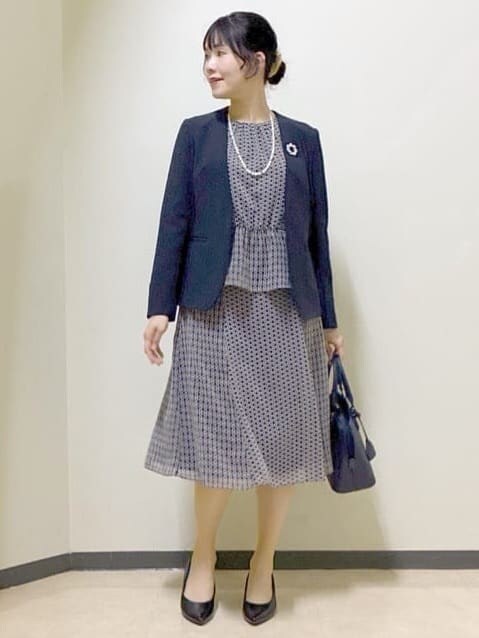 グレー系のノーカラージャケット、ブルー系のシャツ/ブラウス、ブルー系のスカートを着用したレディースの冬コーディネートの10枚目の写真