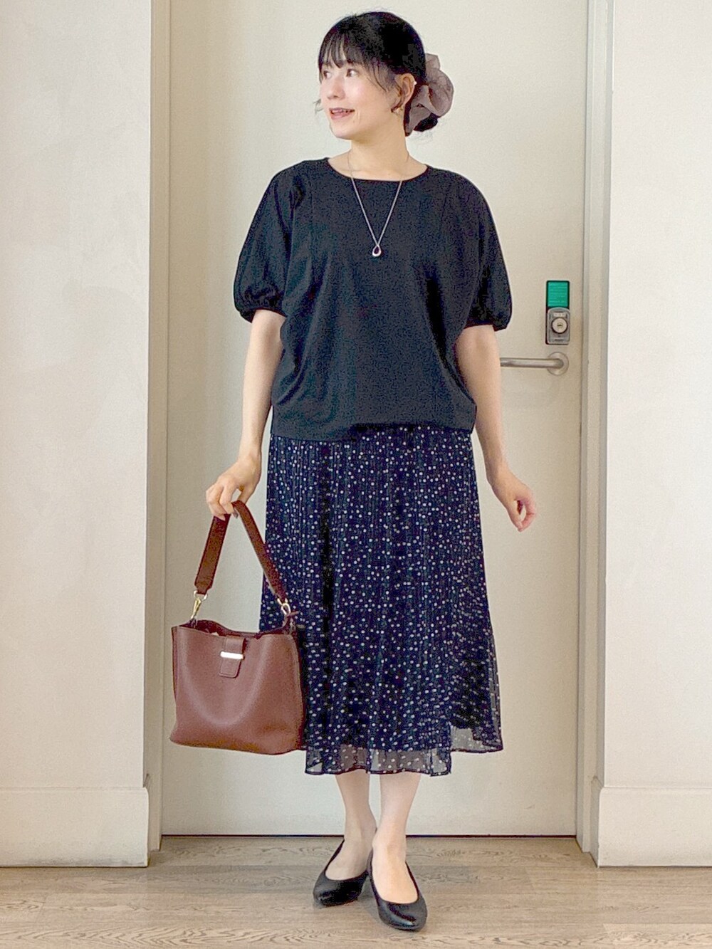 ブラック系のTシャツ/カットソー、ブルー系のシャツ/ブラウス、ブルー系のスカートを着用したレディースの秋コーディネートの9枚目の写真