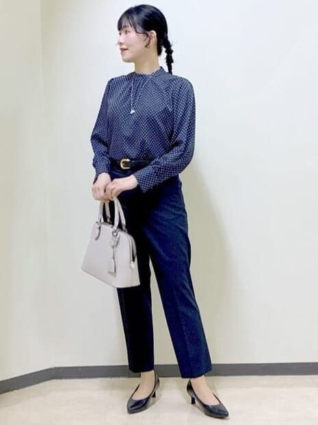 ブルー系のシャツ/ブラウス、ブルー系のその他パンツ、グレー系のノーカラージャケットを着用したレディースの冬コーディネートの7枚目の写真
