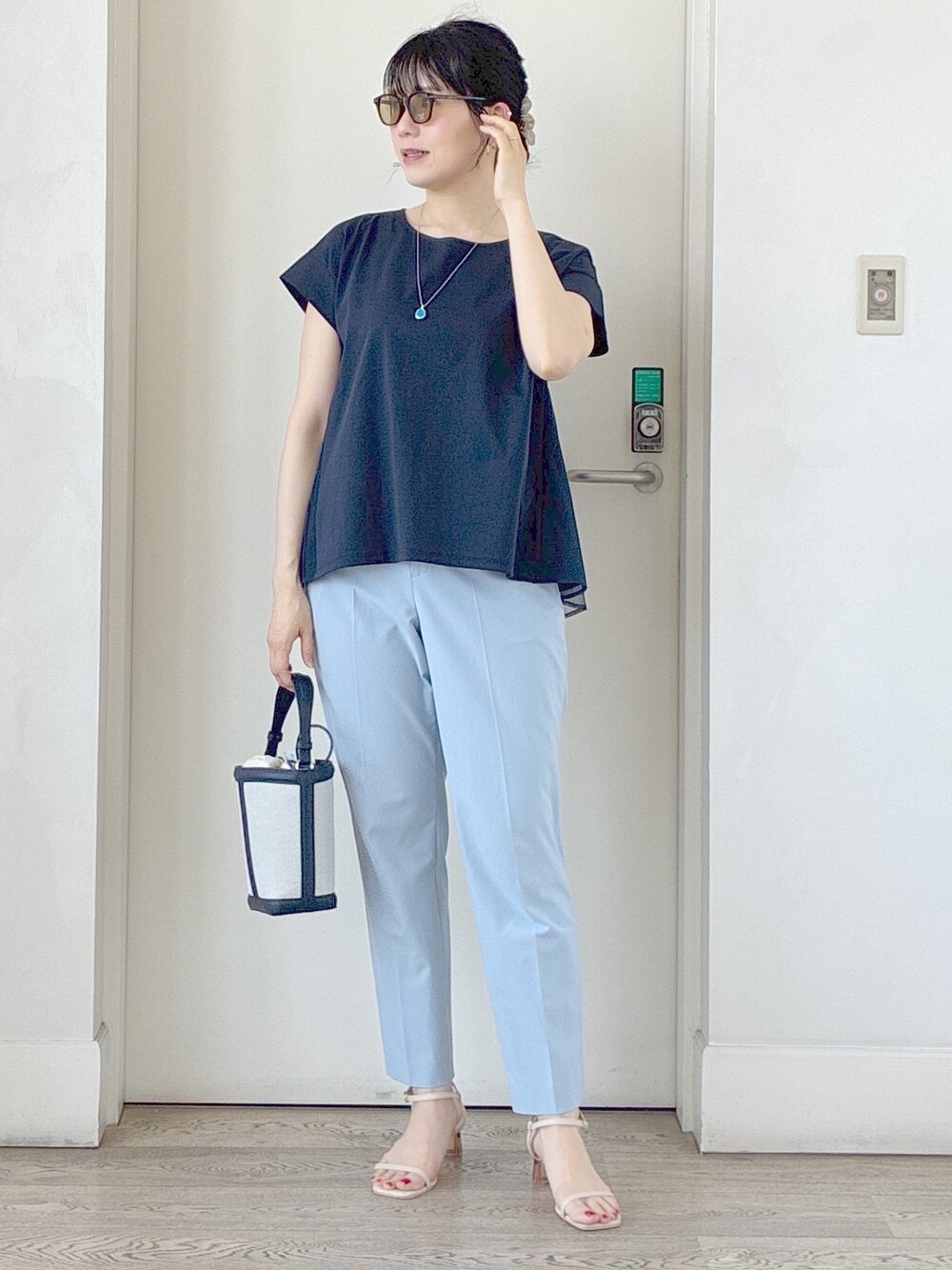 ブルー系のチュニック、ブルー系のその他パンツ、ブルー系のショルダーバッグを着用したレディースの夏コーディネートの6枚目の写真