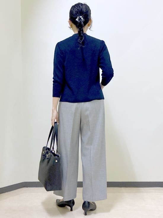 ブルー系のニット/セーター、グレー系のその他パンツ、グレー系のテーラードジャケットを着用したレディースの冬コーディネートの3枚目の写真