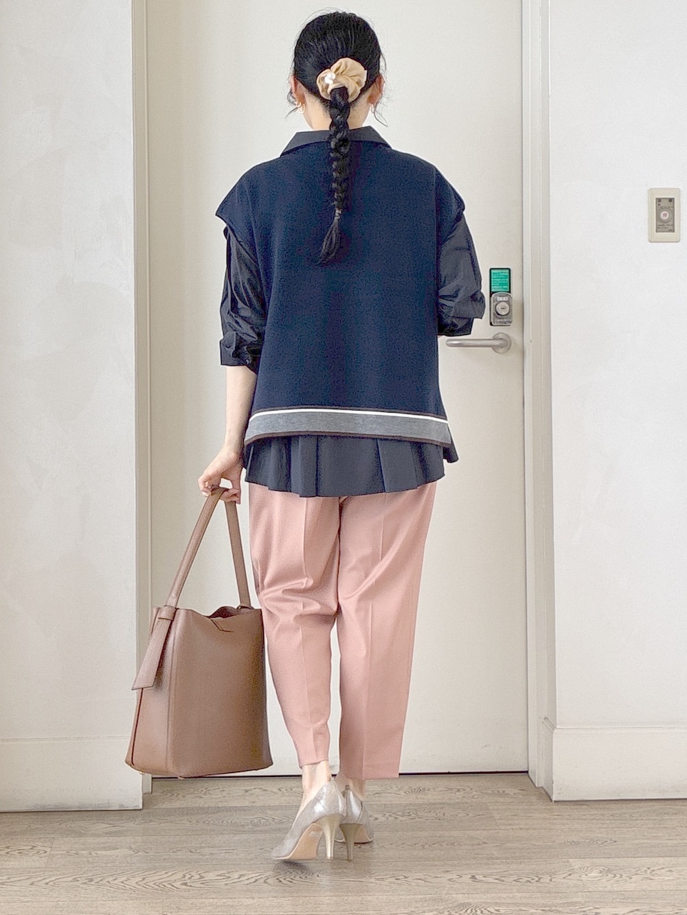 ブルー系のニット/セーター、ブルー系のシャツ/ブラウス、ピンク系のその他パンツを着用したレディースの秋コーディネートの3枚目の写真