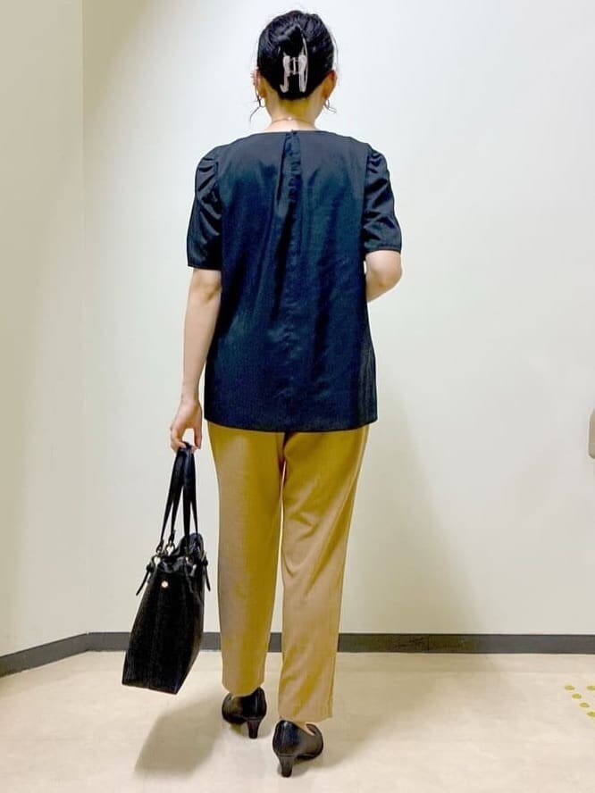 ブラック系のシャツ/ブラウス、イエロー系のその他パンツ、ブラック系のトートバッグを着用したレディースの秋コーディネートの3枚目の写真