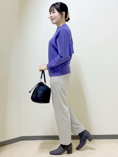 パープル系のニット/セーター、ベージュ系のその他パンツ、グレー系のノーカラーコートを着用したレディースの冬コーディネートの2枚目の写真