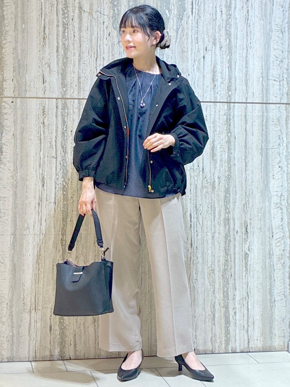 ブルー系のシャツ/ブラウス、ベージュ系のその他パンツ、ブラック系のブルゾンを着用したレディースの秋コーディネートの8枚目の写真