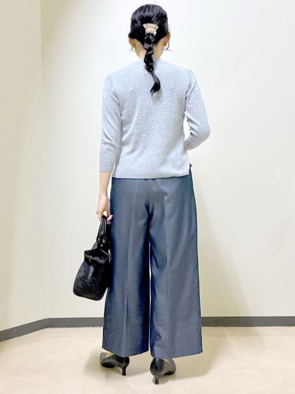 グレー系のニット/セーター、グレー系のカーディガン/ボレロ、ブルー系のその他パンツを着用したレディースの冬コーディネートの3枚目の写真