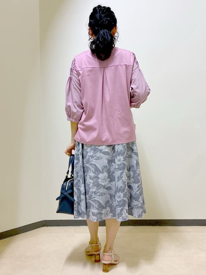 ピンク系のシャツ/ブラウス、ブルー系のスカート、ブルー系のトートバッグを着用したレディースの夏コーディネートの3枚目の写真