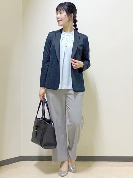 グレー系のその他パンツ、ブルー系のシャツ/ブラウス、ブルー系のテーラードジャケットを着用したレディースの春コーディネートの8枚目の写真