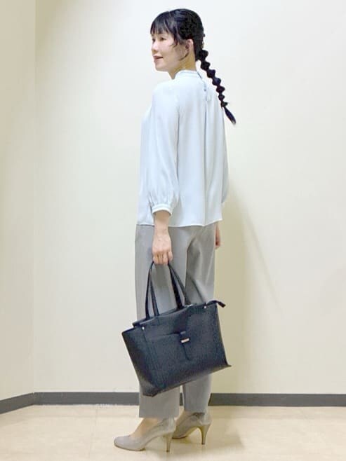 グレー系のその他パンツ、ブルー系のシャツ/ブラウス、ブルー系のテーラードジャケットを着用したレディースの春コーディネートの10枚目の写真