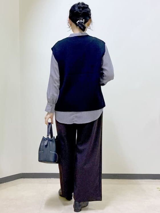 ブラック系のベスト、レッド系のシャツ/ブラウス、ブラウン系のその他パンツを着用したレディースの秋コーディネートの3枚目の写真