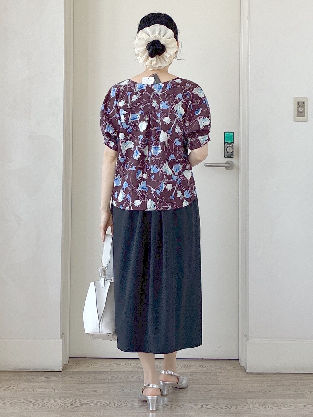 ブラウン系のシャツ/ブラウス、ブラック系のスカート、ホワイト系のトートバッグを着用したレディースの夏コーディネートの3枚目の写真