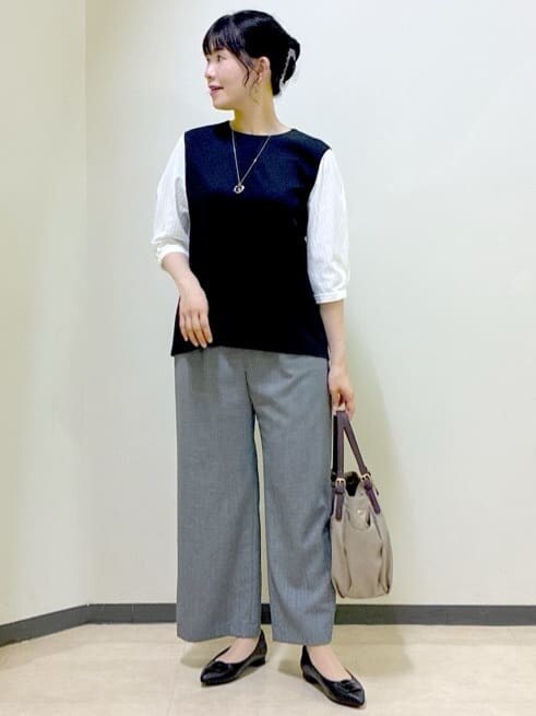 ブラック系のTシャツ/カットソー、グレー系のその他パンツ、グリーン系のその他パンツを着用したレディースの秋コーディネートの5枚目の写真