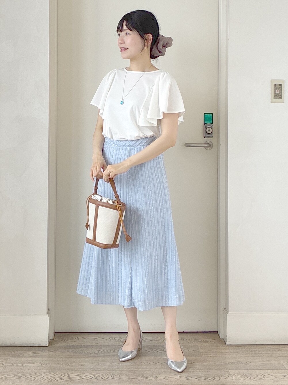 ホワイト系のTシャツ/カットソー、ブルー系のテーラードジャケット、ブルー系のスカートを着用したレディースの夏コーディネートの8枚目の写真