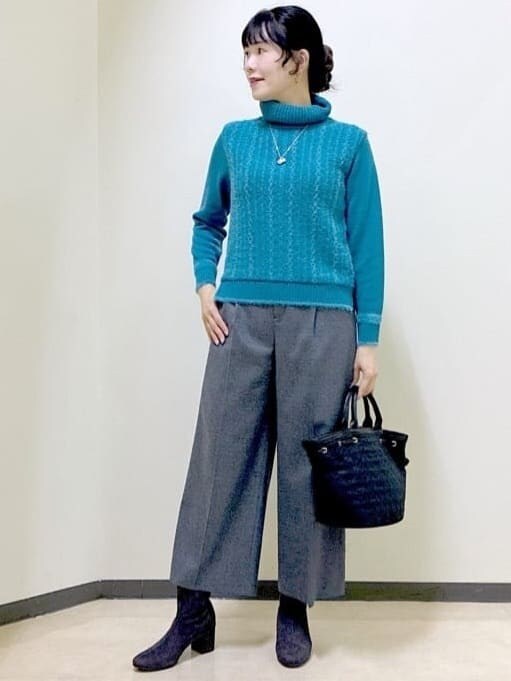 ブルー系のニット/セーター、グレー系のその他パンツ、ブラック系のダウンジャケット/コートを着用したレディースの冬コーディネートの6枚目の写真