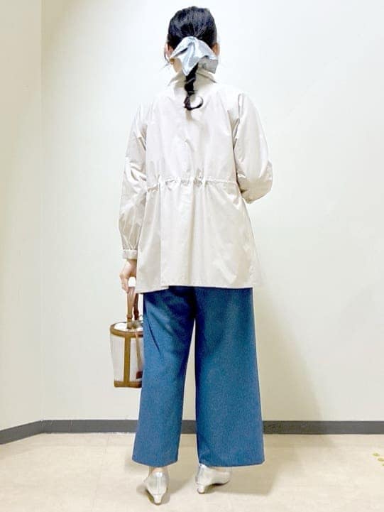 イエロー系のシャツ/ブラウス、シルバー系のパンプス、ブルー系のその他パンツを着用したレディースの冬コーディネートの3枚目の写真