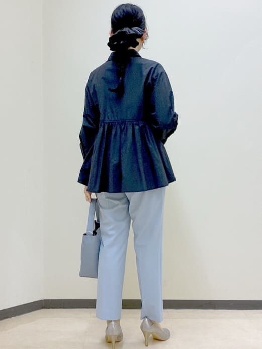 ブルー系のシャツ/ブラウス、ブルー系のその他パンツ、ホワイト系のカーディガン/ボレロを着用したレディースの春コーディネートの3枚目の写真