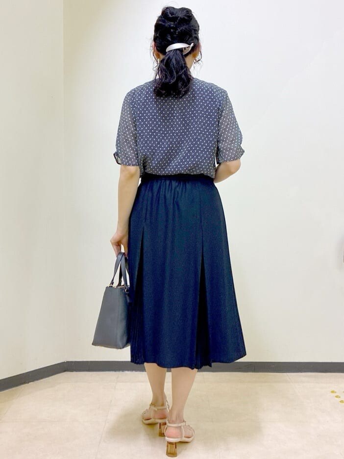 ブルー系のシャツ/ブラウス、ブルー系のスカート、ブルー系のスカートを着用したレディースの夏コーディネートの3枚目の写真