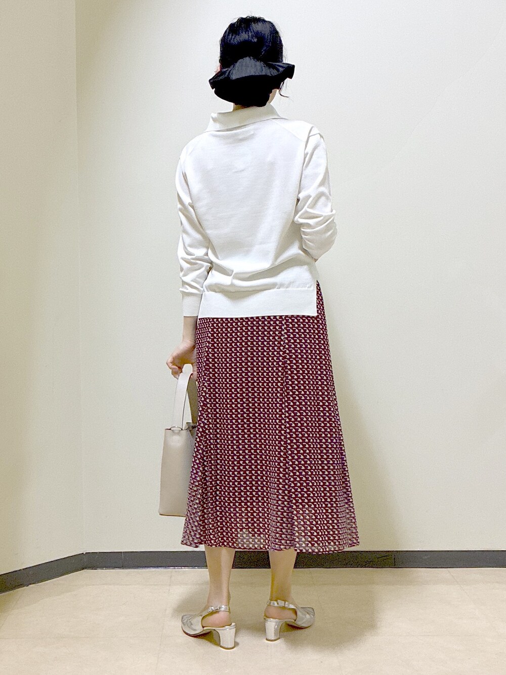 ホワイト系のニット/セーター、レッド系のスカート、ブルー系のブルゾンを着用したレディースの春コーディネートの3枚目の写真