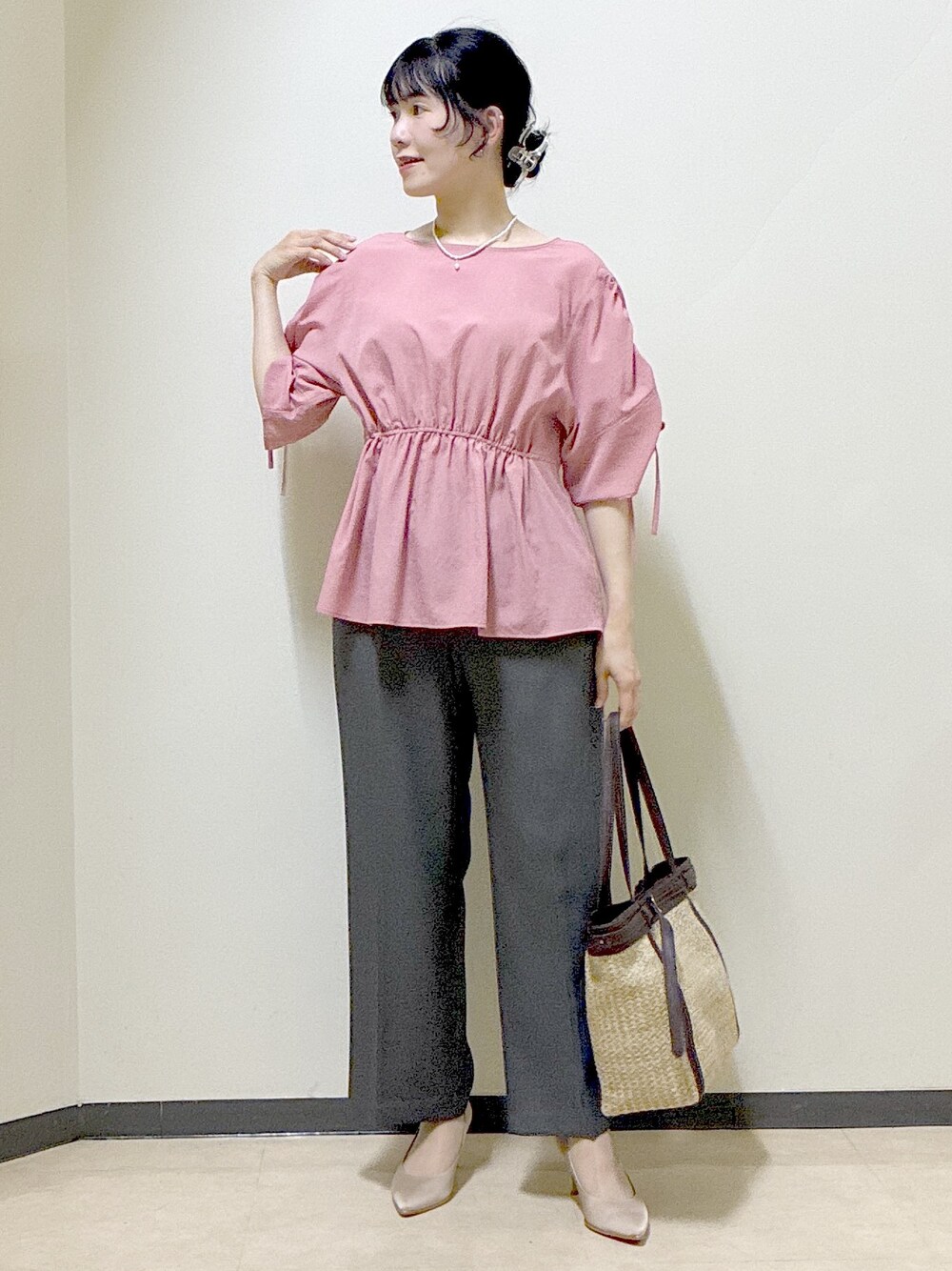 ピンク系のシャツ/ブラウス、ブラック系のその他パンツ、イエロー系のトートバッグを着用したレディースの春コーディネートの10枚目の写真