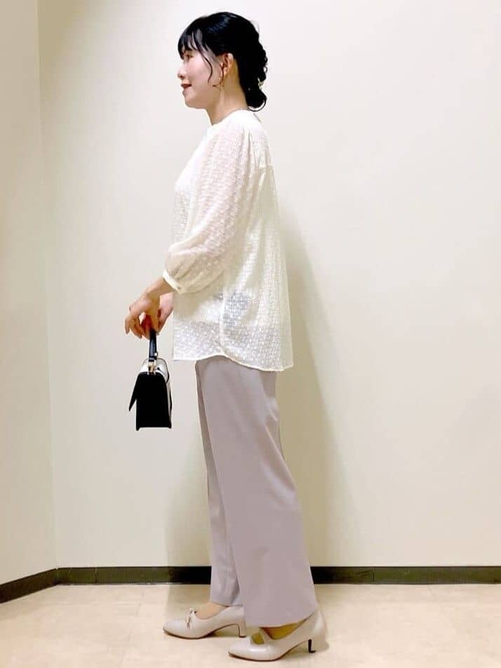 ベージュ系のシャツ/ブラウス、ブラウン系のその他パンツ、ブルー系のピーコートを着用したレディースの春コーディネートの2枚目の写真