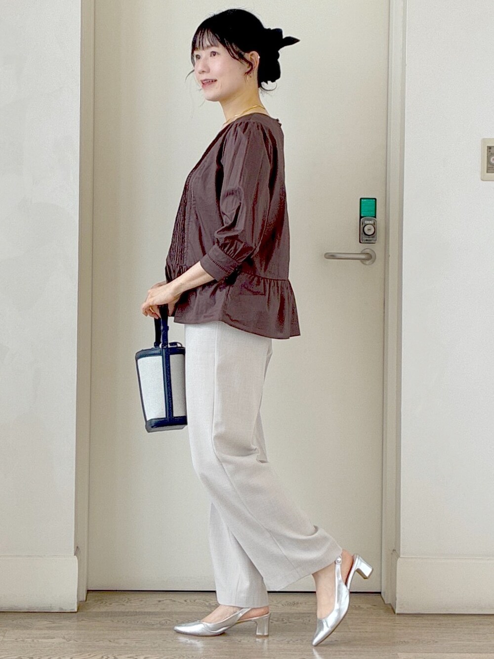 ブラウン系のシャツ/ブラウス、ベージュ系のその他パンツ、ブルー系のショルダーバッグを着用したレディースの夏コーディネートの2枚目の写真