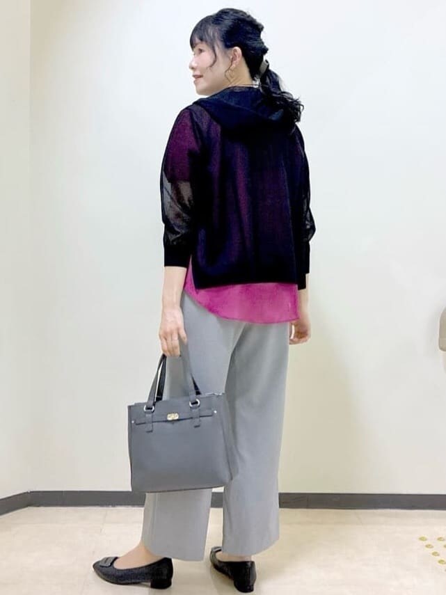 ブラック系のカーディガン/ボレロ、ピンク系のシャツ/ブラウス、グレー系のその他パンツを着用したレディースの秋コーディネートの4枚目の写真