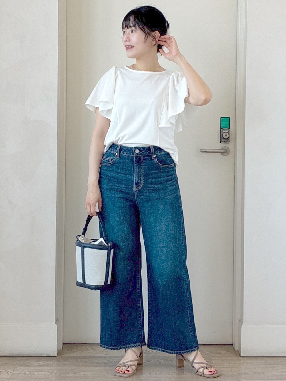ホワイト系のTシャツ/カットソー、グリーン系のテーラードジャケット、ブルー系のデニムパンツを着用したレディースの夏コーディネートの6枚目の写真