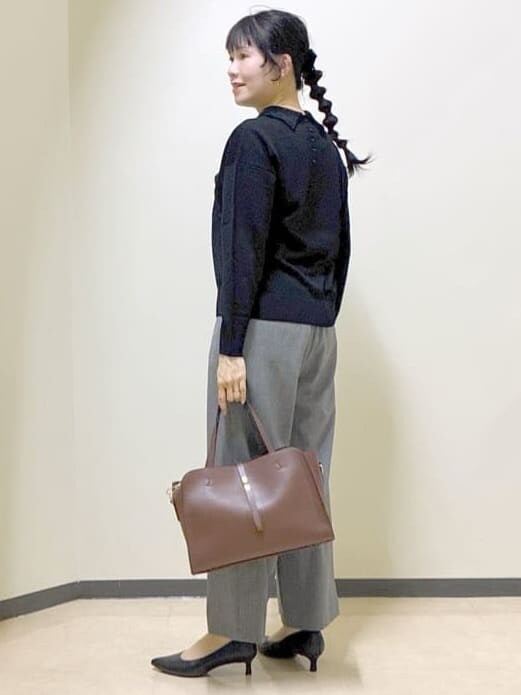 ブラック系のニット/セーター、グレー系のその他パンツ、ブラウン系のボストンバッグを着用したレディースの冬コーディネートの4枚目の写真