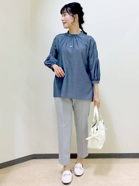 ブルー系のシャツ/ブラウス、グレー系のその他パンツ、ホワイト系のトートバッグを着用したレディースの夏コーディネートの8枚目の写真