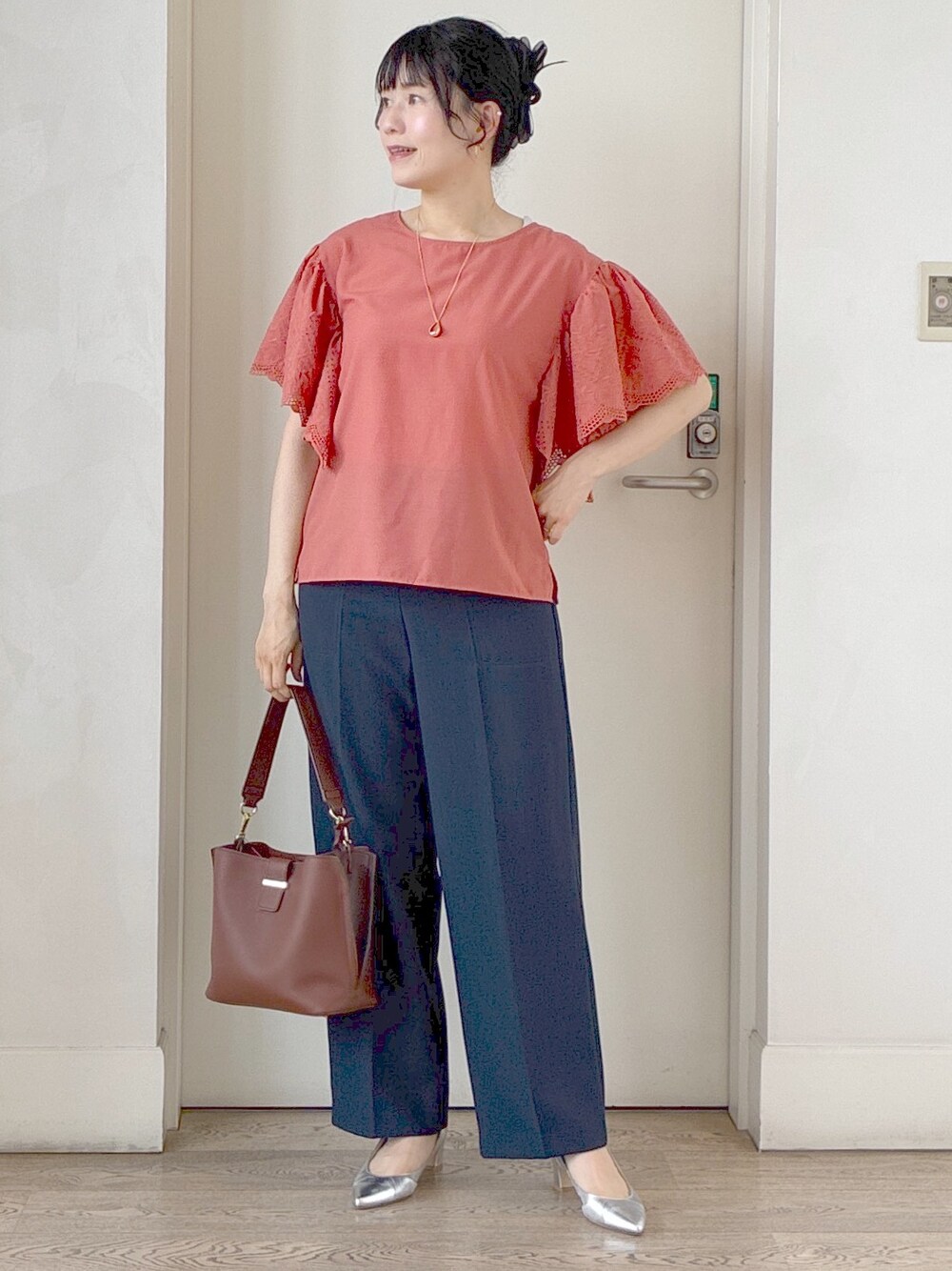 レッド系のシャツ/ブラウス、ブルー系のその他パンツ、ブラウン系のトートバッグを着用したレディースの夏コーディネートの9枚目の写真