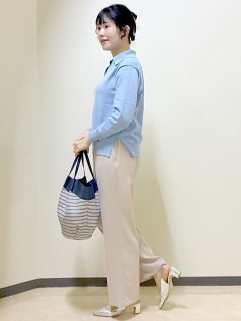 ブルー系のニット/セーター、ベージュ系のその他パンツ、ブルー系のブルゾンを着用したレディースの春コーディネートの2枚目の写真