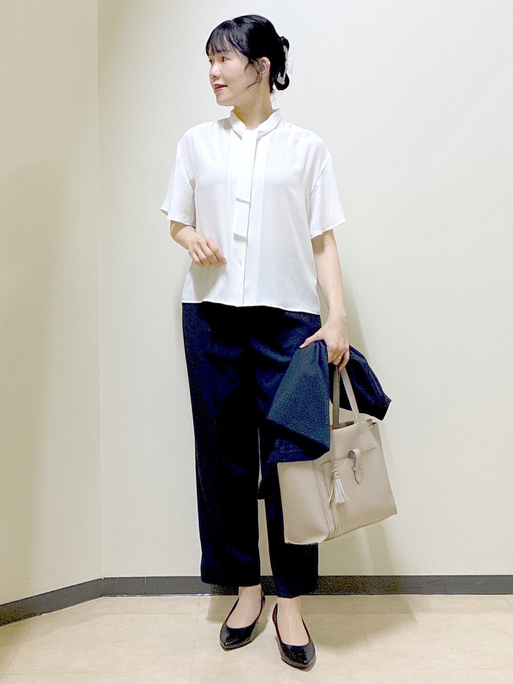 ホワイト系のシャツ/ブラウス、ブルー系のノーカラージャケット、ブルー系のその他パンツを着用したレディースの春コーディネートの4枚目の写真
