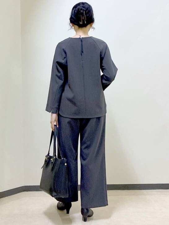 グレー系のシャツ/ブラウス、グレー系のその他パンツ、ブラック系のテーラードジャケットを着用したレディースの秋コーディネートの3枚目の写真