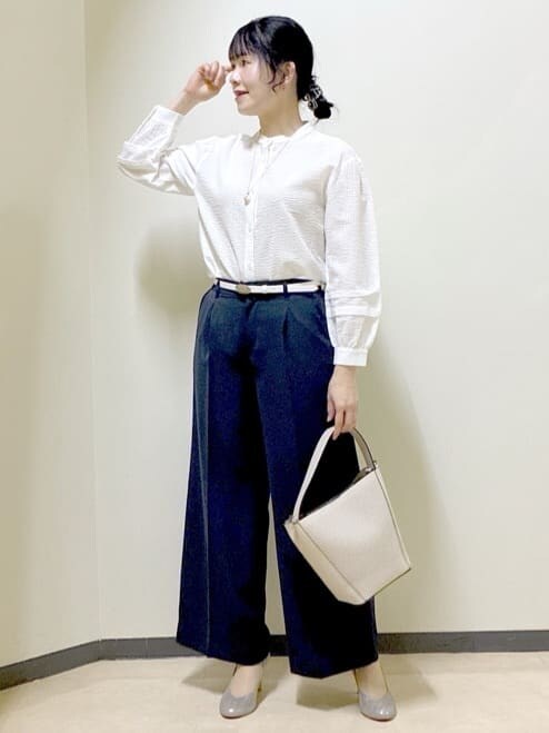 ホワイト系のシャツ/ブラウス、ブルー系のその他パンツ、パープル系のカーディガン/ボレロを着用したレディースの春コーディネートの7枚目の写真