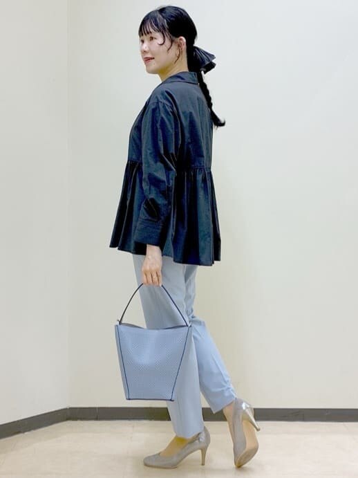 ブルー系のシャツ/ブラウス、ブルー系のその他パンツ、ホワイト系のカーディガン/ボレロを着用したレディースの春コーディネートの2枚目の写真