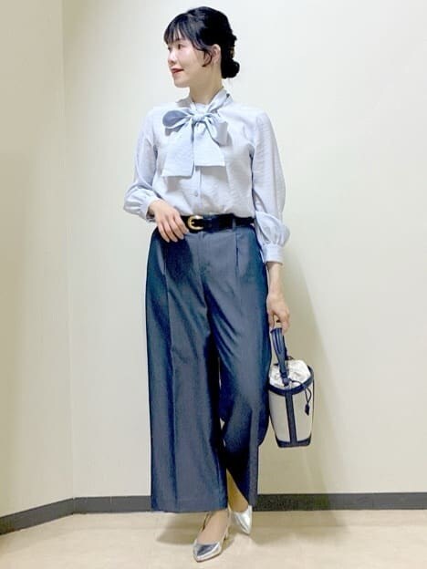 ブルー系のシャツ/ブラウス、ブラック系のニット/セーター、ブルー系のその他パンツを着用したレディースの冬コーディネートの5枚目の写真