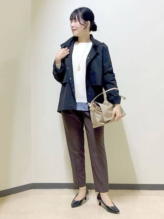 ブラック系のブルゾン、ホワイト系のニット/セーター、ブルー系のTシャツ/カットソーを着用したレディースの冬コーディネートの6枚目の写真