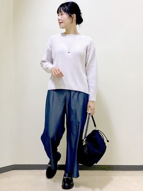 グレー系のニット/セーター、グリーン系のブルゾン、ブルー系のその他パンツを着用したレディースの冬コーディネートの5枚目の写真