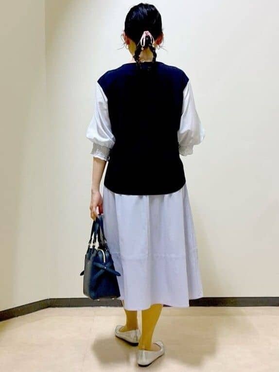 ブルー系のシャツ/ブラウス、パープル系のスカート、ブルー系のトートバッグを着用したレディースの夏コーディネートの3枚目の写真