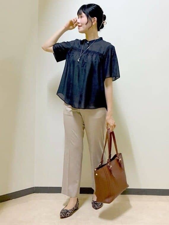 ブラック系のシャツ/ブラウス、ベージュ系のその他パンツ、ブラウン系のトートバッグを着用したレディースの秋コーディネートの7枚目の写真