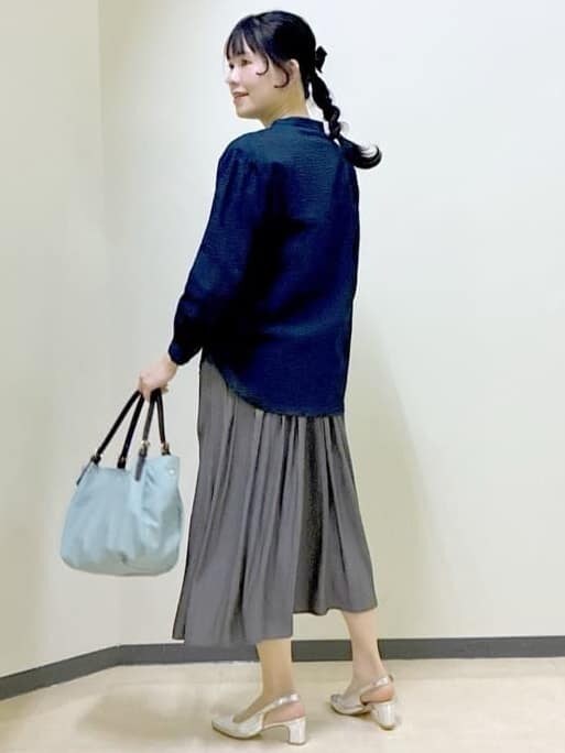 ブルー系のシャツ/ブラウス、ホワイト系のニット/セーター、グリーン系のその他パンツを着用したレディースの冬コーディネートの3枚目の写真