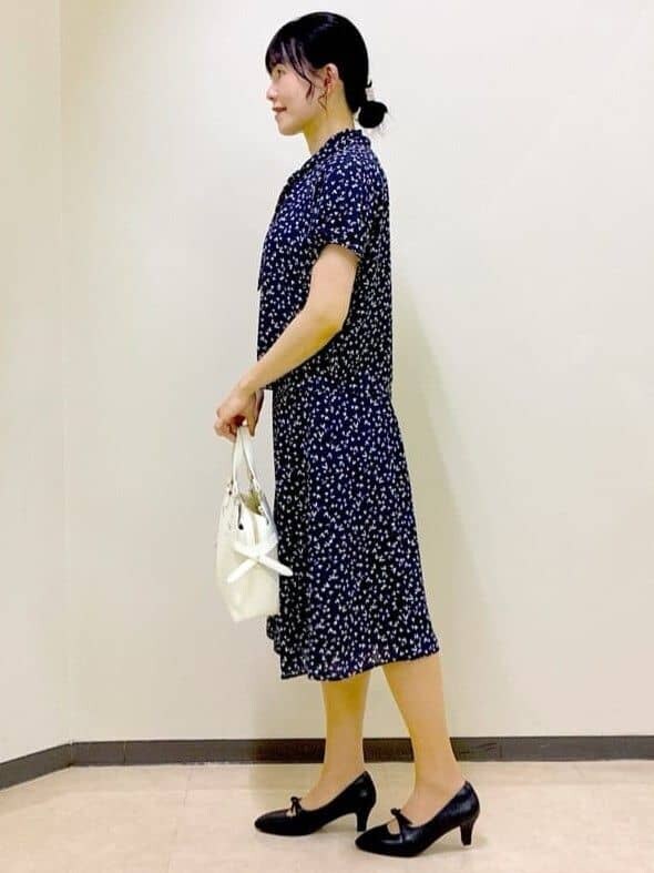 ブルー系のシャツ/ブラウス、ブルー系のスカート、ベージュ系のテーラードジャケットを着用したレディースの夏コーディネートの2枚目の写真