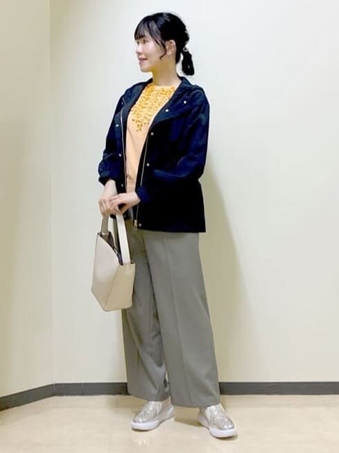 ブルー系のブルゾン、オレンジ系のニット/セーター、ベージュ系のその他パンツを着用したレディースの春コーディネートの8枚目の写真