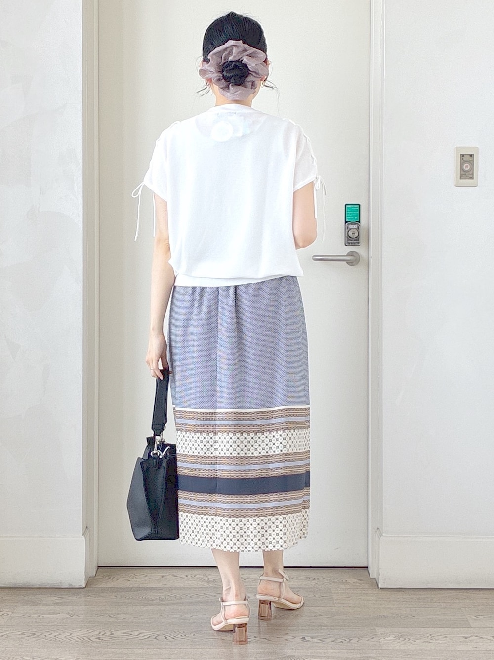 ホワイト系のニット/セーター、グレー系のタンクトップ、ブルー系のスカートを着用したレディースの夏コーディネートの3枚目の写真