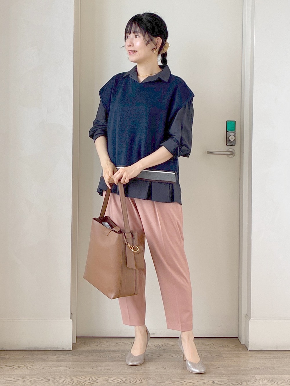 ブルー系のニット/セーター、ブルー系のシャツ/ブラウス、ピンク系のその他パンツを着用したレディースの秋コーディネートの8枚目の写真