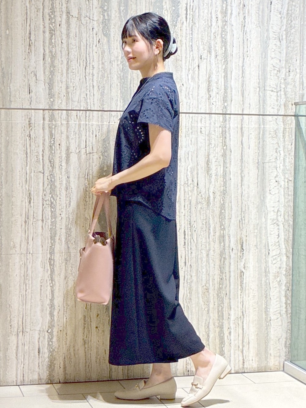 ブルー系のシャツ/ブラウス、グレー系のタンクトップ、ブルー系のその他パンツを着用したレディースの秋コーディネートの2枚目の写真